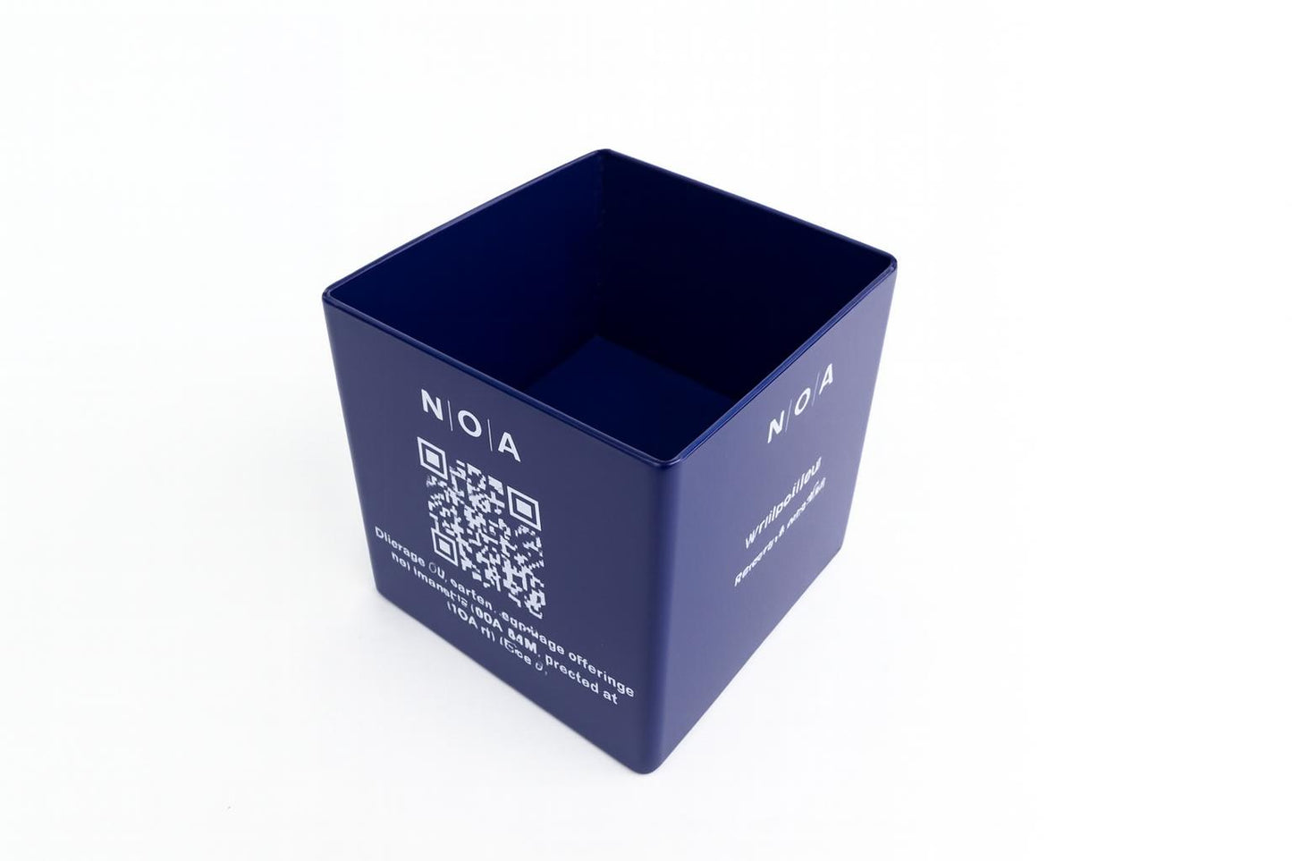 Kafede masaya yerleştirilmiş QR kodlu beyaz metal kutu, dijital menüye erişim sağlayan modern tasarım.