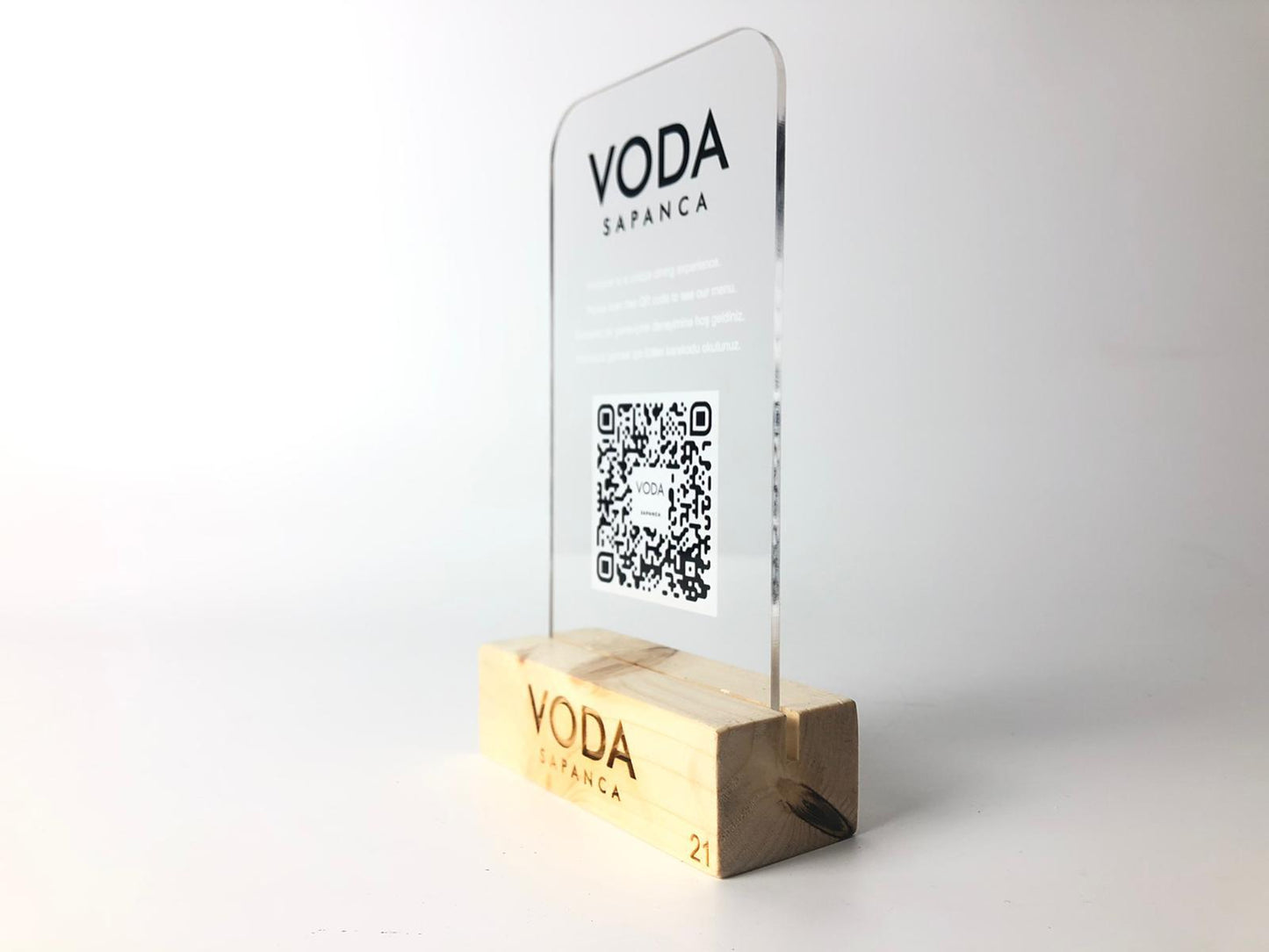 Pleksi uzeri qr kodlu masaustu menu gosterim standi