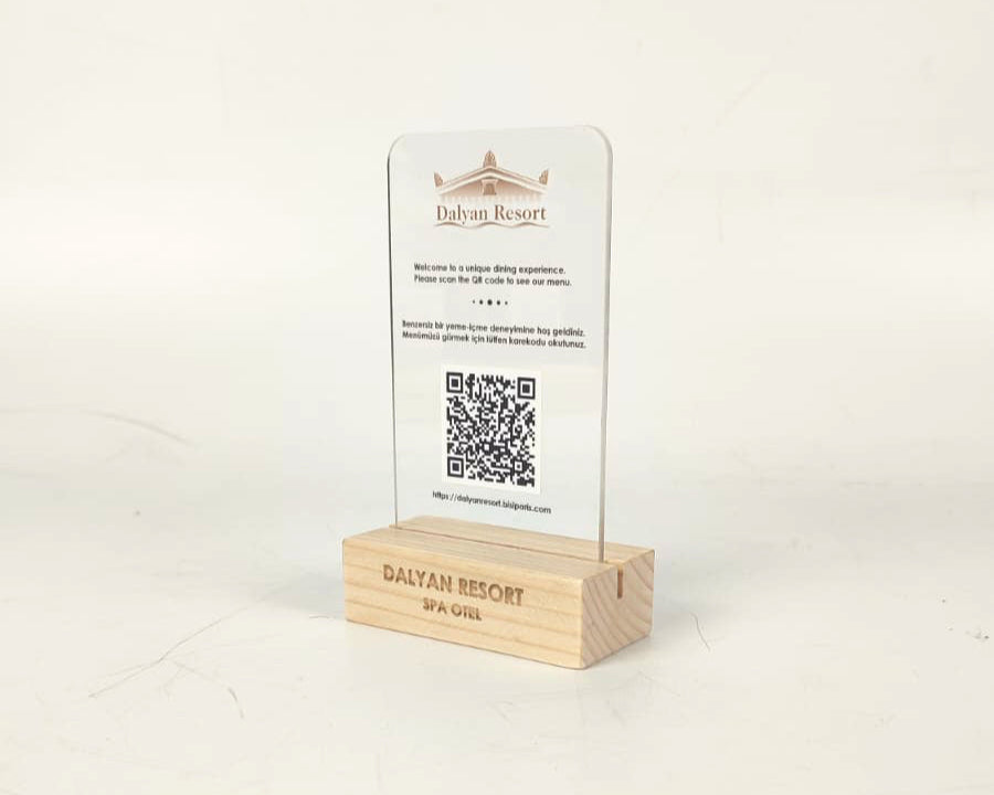 Dayanıklı ahşap tabanlı QR kod standı, estetik görünümüyle dikkat çeker.