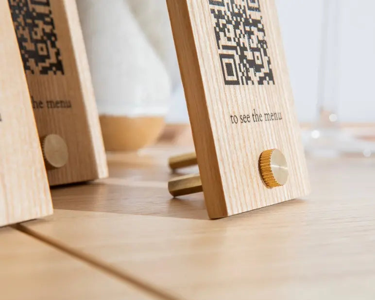 Modern ve sade tasarımıyla dikkat çeken QR kod standı.