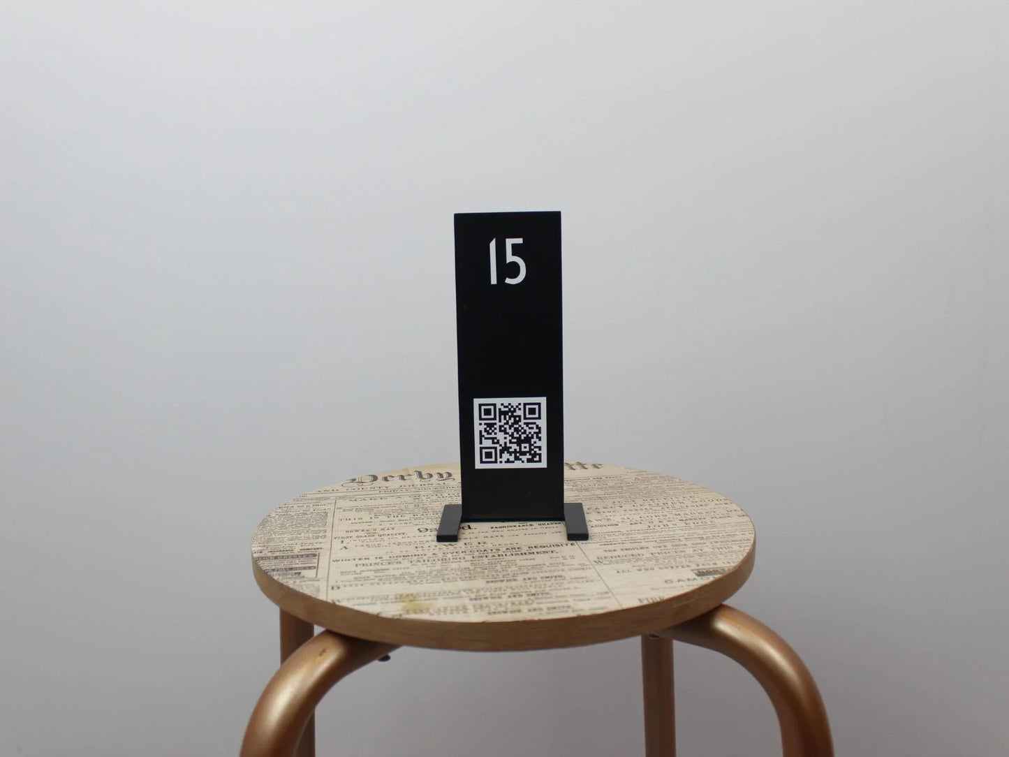 Siyah metal gövdesi ile işletme logosu baskılı QR kod standı.