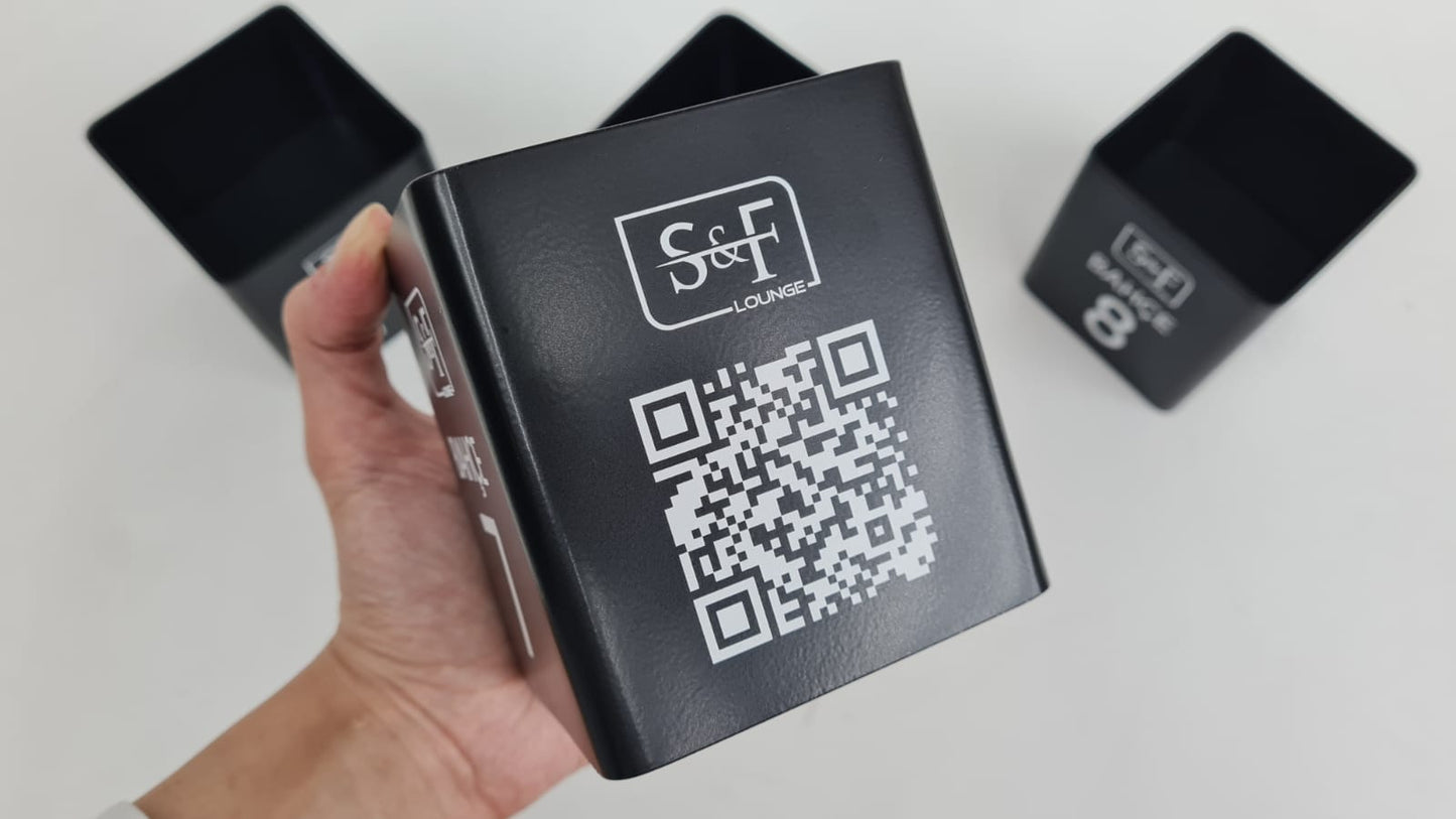 Masaüstü kullanım için tasarlanmış QR kod baskılı metal kutu