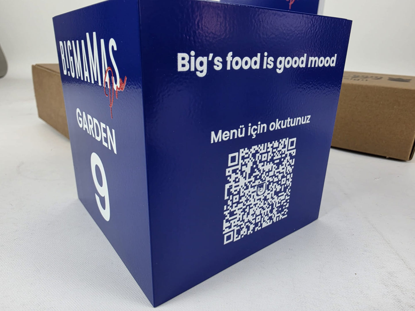 QR kodlu metal masa kutusu restoran masasında peçetelik ve dijital menü çözümü