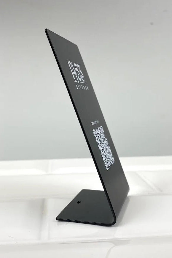 Menu icin tasarlanmis QR kodlu metal ayak.