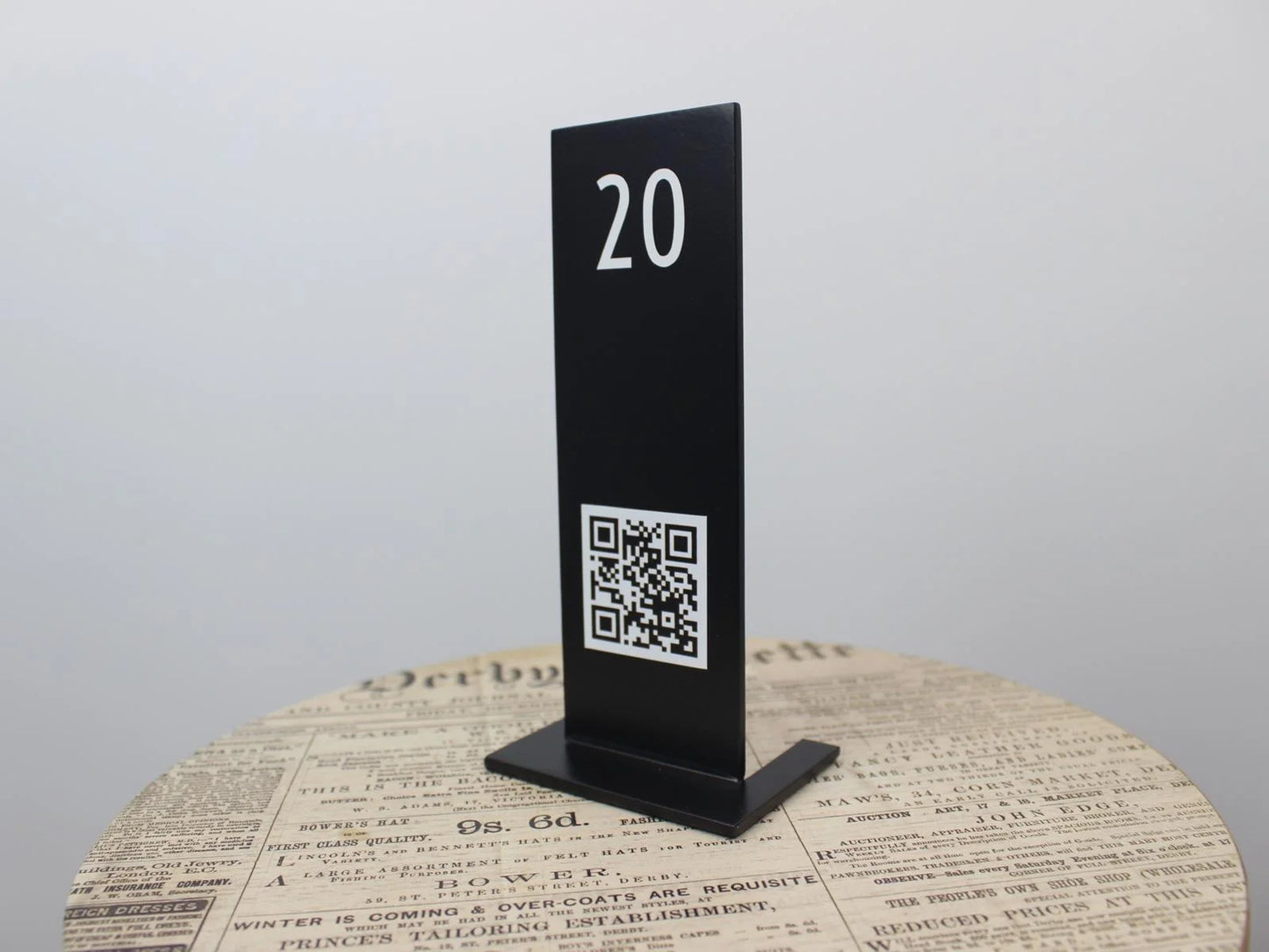 Metalden üretilmiş siyah QR menü standı masa numarası göstergesi olarak kullanıma uygundur.

