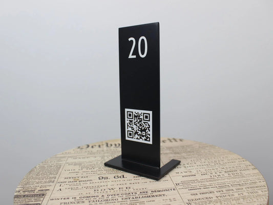 Metalden üretilmiş siyah QR menü standı masa numarası göstergesi olarak kullanıma uygundur.

