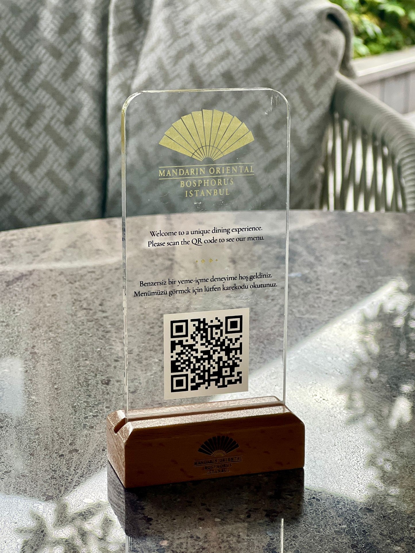 Her ortama uyum saglayan minimal qr menu standi