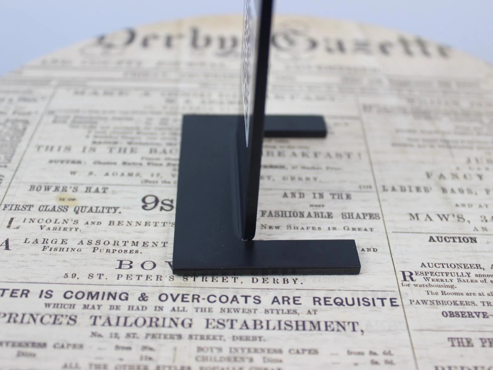 İç içe geçerek depolama kolaylığı sağlayan metal QR menü standı.

