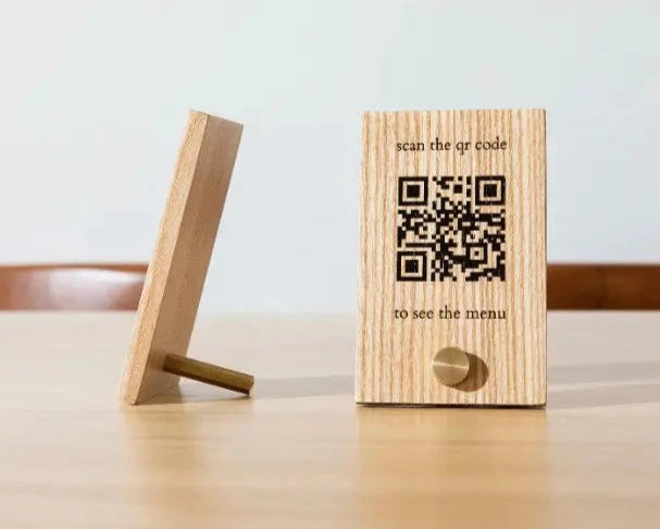 Kurumsal logo baskısıyla özelleştirilmiş QR menü standı.