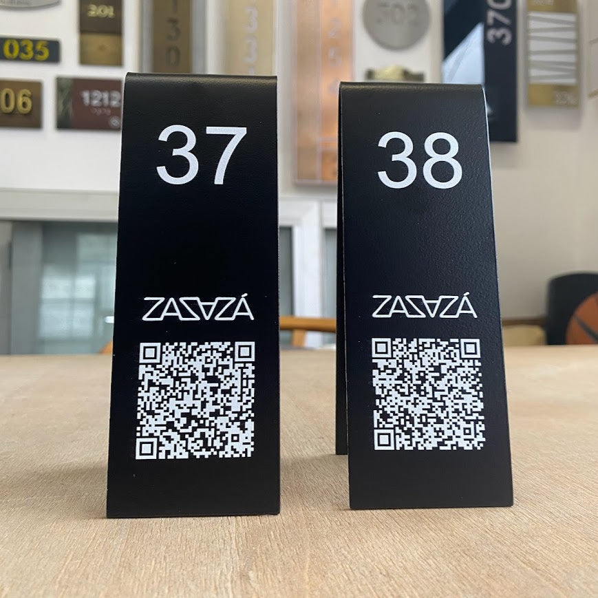 Metal masa numarası, QR menü kodu ile müşteri deneyimini dijitalleştirir.