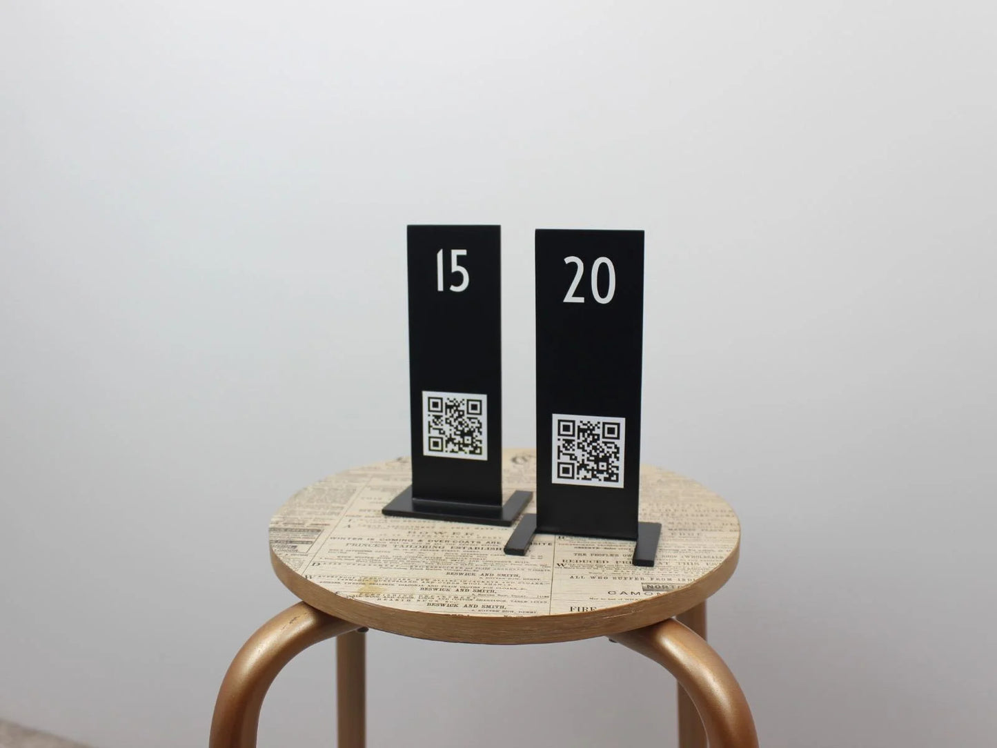 Çift yönlü kullanılabilen, masa numarası olarak da işlev gören QR stand.

