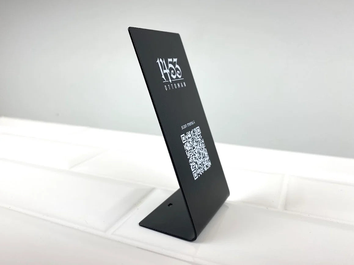 Dijital menuye erisim saglayan QR standi.