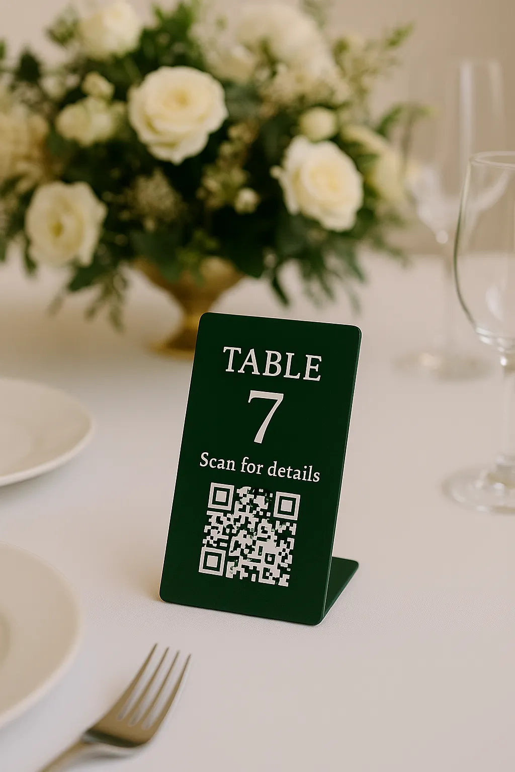 Kurumsal renklere boyanabilir masaustu QR stand.