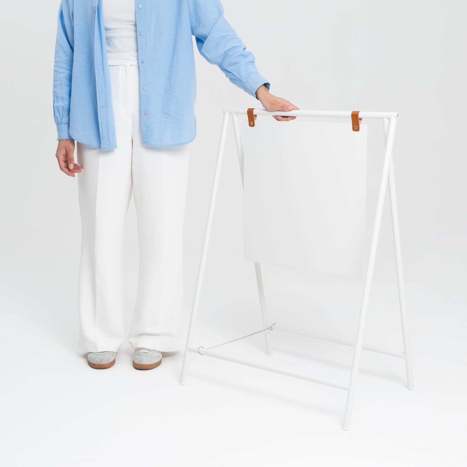 Dış mekanlarda marka reklamı sunan büyük boy tabela örneği.