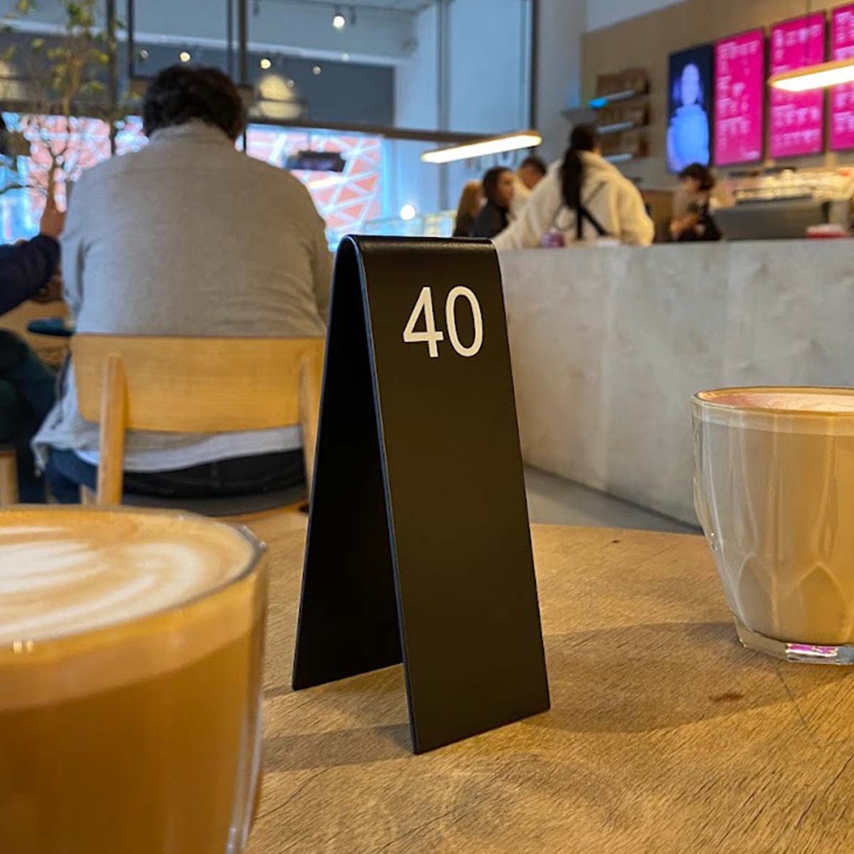 İşletmeye özel renklerde boyanabilen QR kodlu masa numarası modeli.