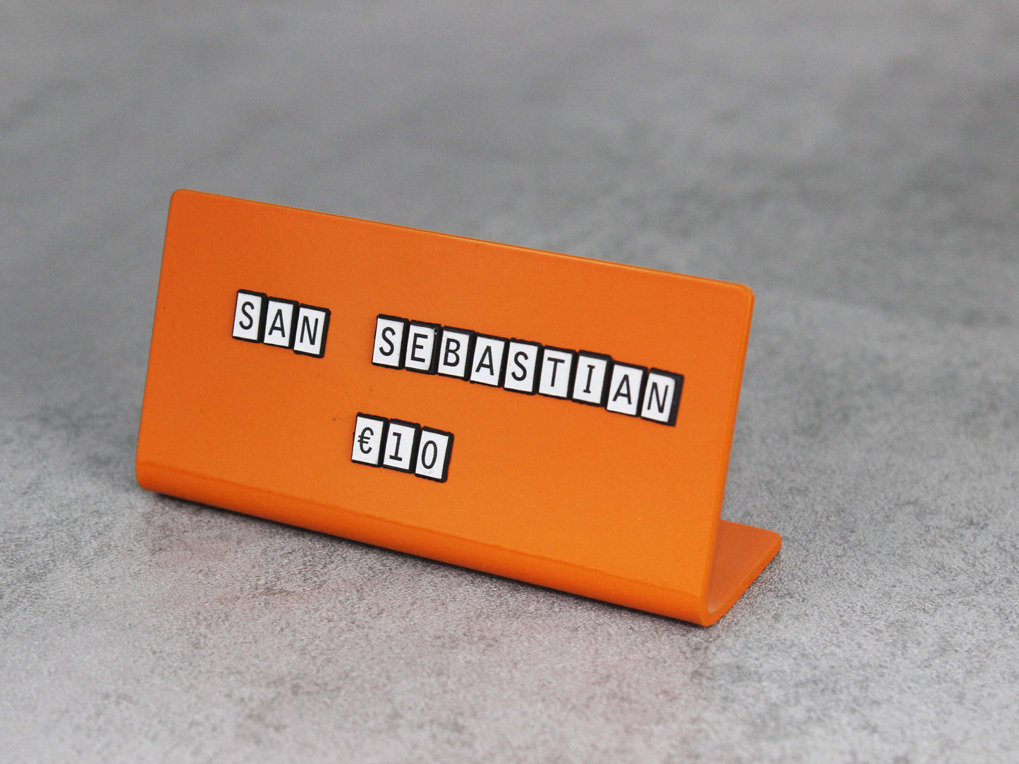 İşletmeye özel renge boyanabilen 12’li metal etiketlik.