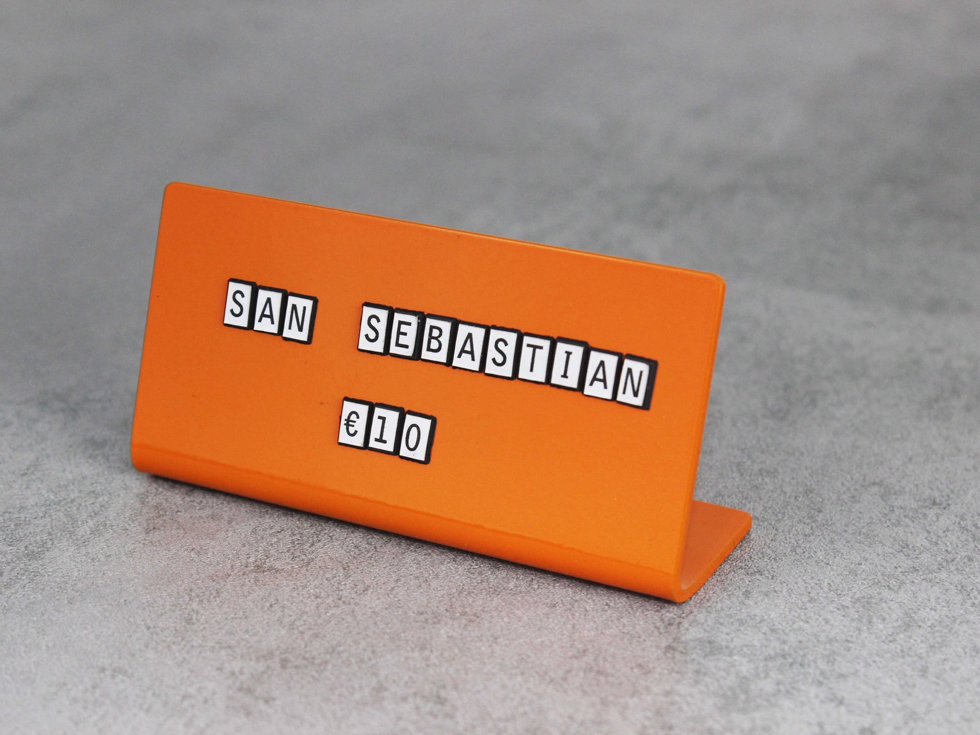 İşletmeye özel renge boyanabilen 12’li metal etiketlik.