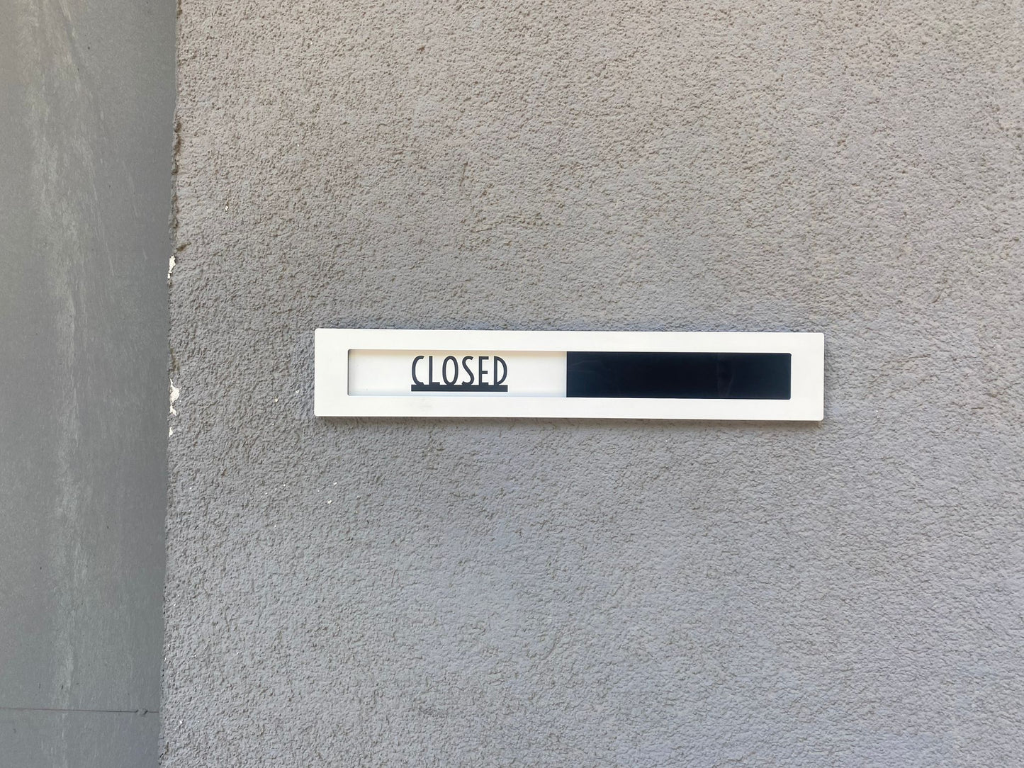 Restoran girişinde kullanılabilen sürgülü açık kapalı yazı tabelası.