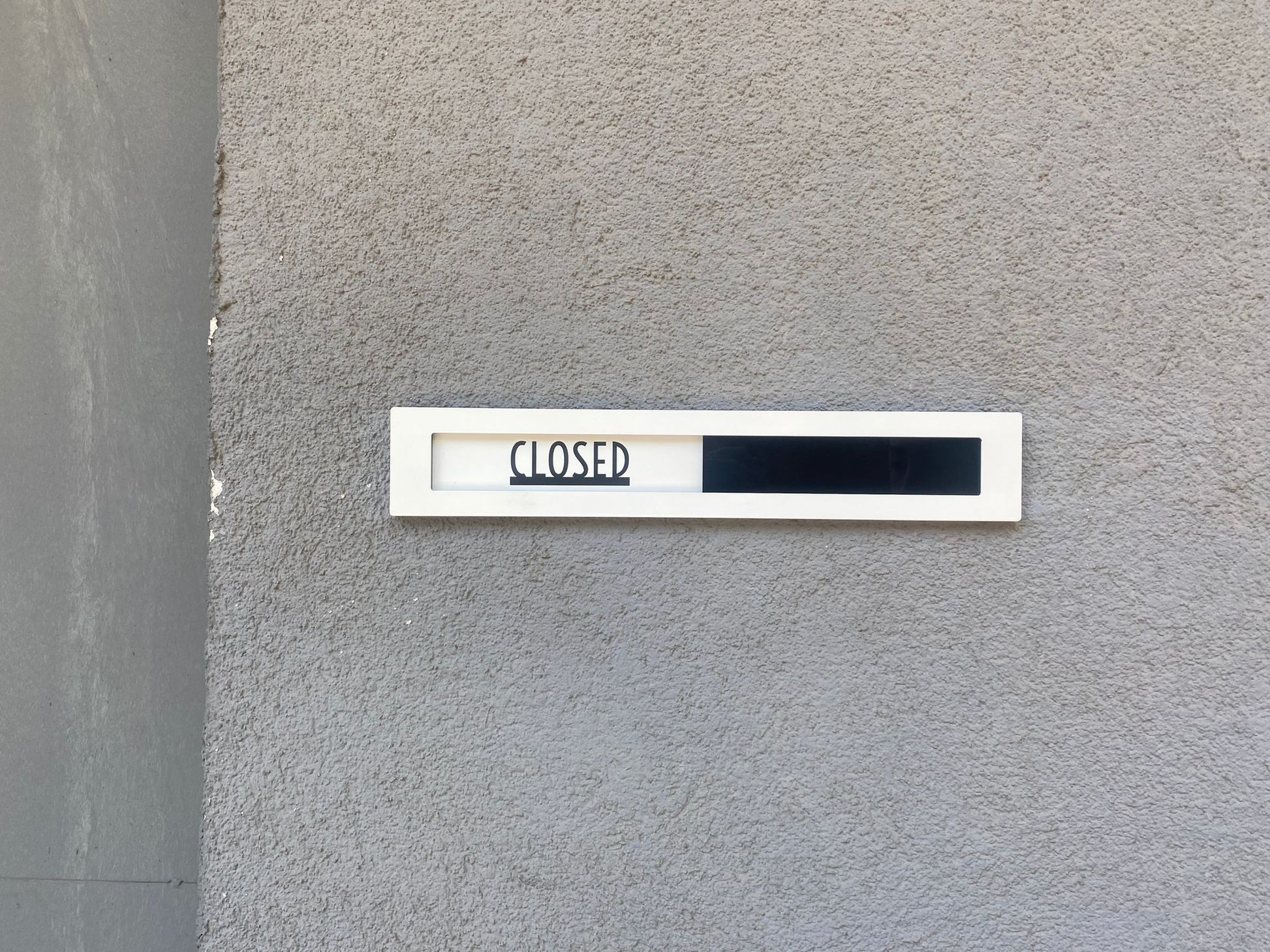 Restoran girişinde kullanılabilen sürgülü açık kapalı yazı tabelası.