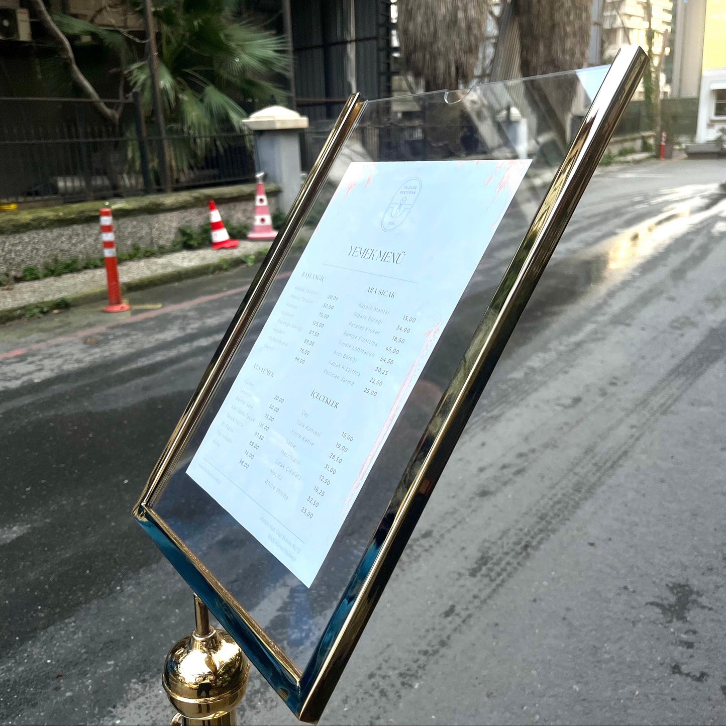 Restoran içinde bilgilendirme amaçlı kullanılan ayaklı pirinç kaplama stand