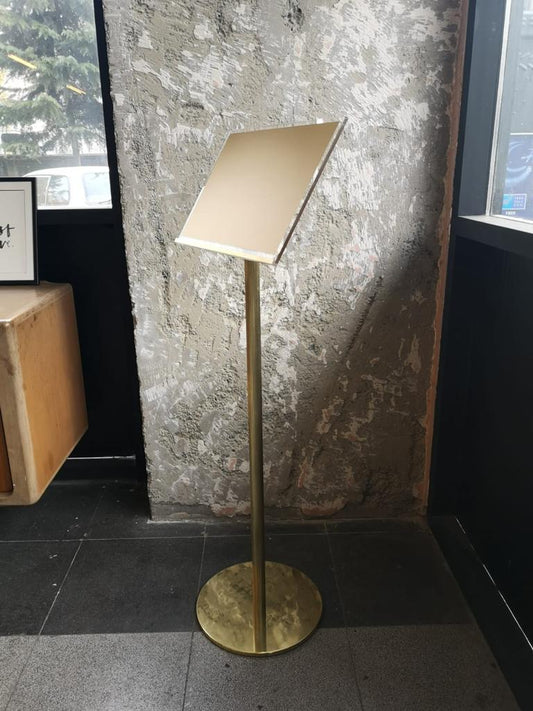 Restoran girişinde kullanılan ayaklı A3 menü panosu