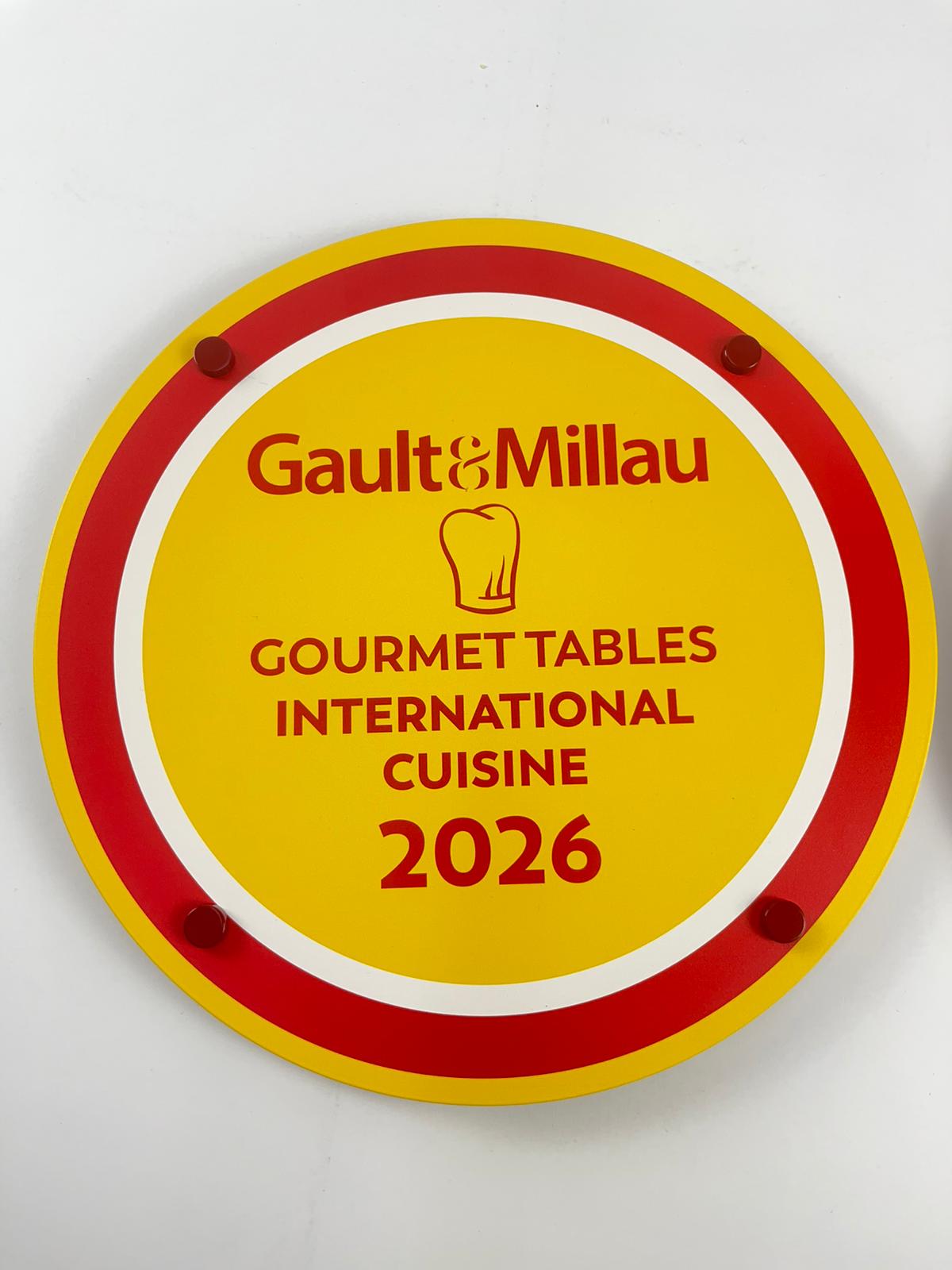 Restoran girişinde Gault Millau ödül sergileme plaketi kullanımı