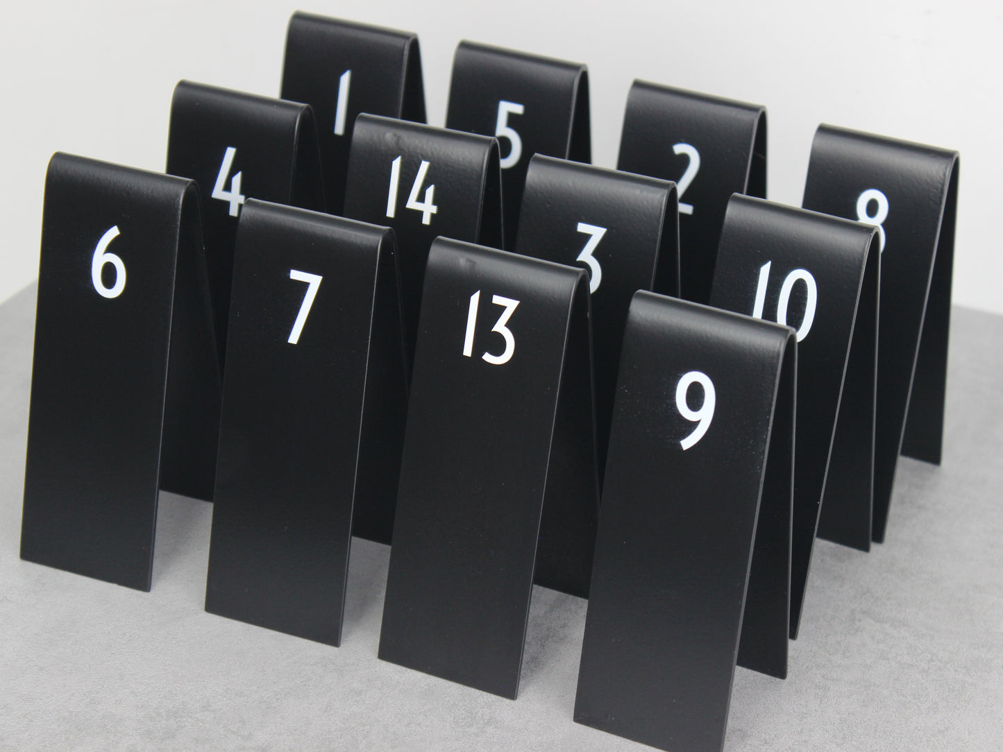 Restoran ve kafeler için özel tasarlanmış QR kod içeren metal numara tabelası.