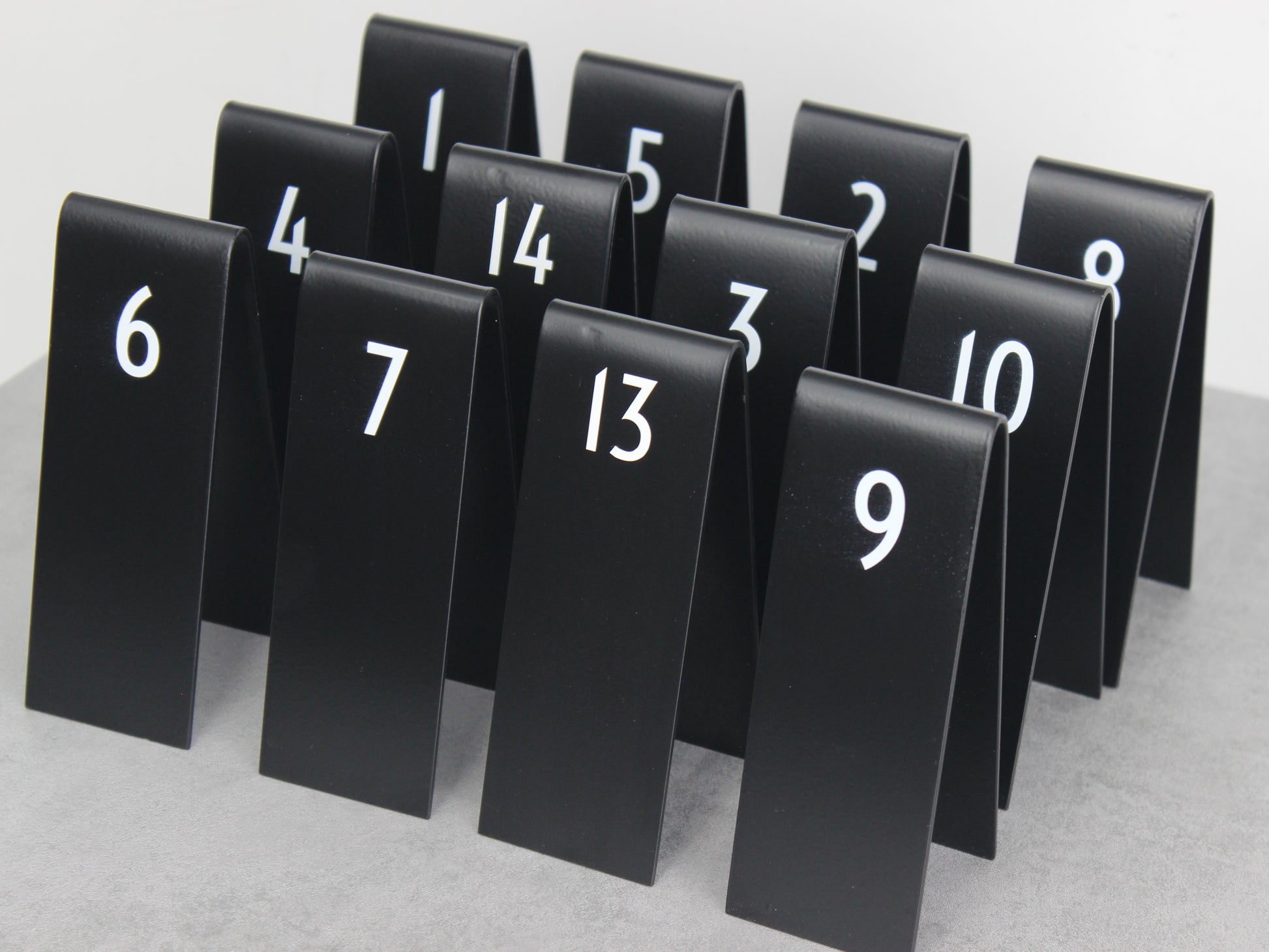 Restoran ve kafeler için özel tasarlanmış QR kod içeren metal numara tabelası.