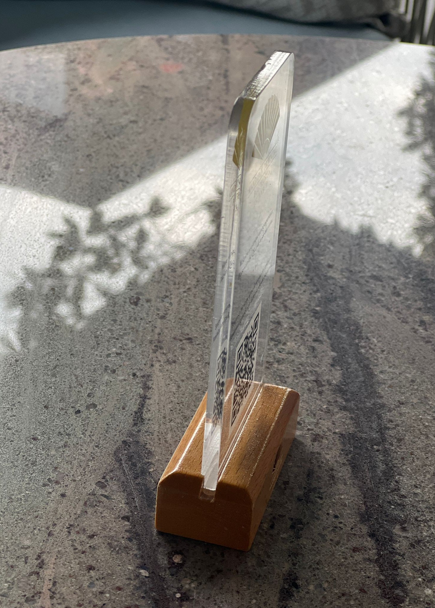 Restoran ve kafe icin uygun seffaf pleksi qr kod urunu