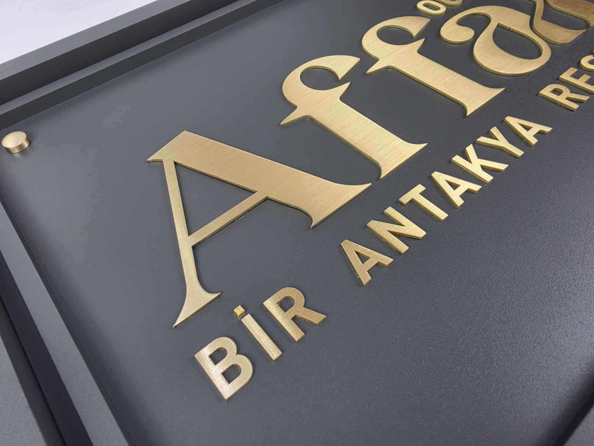 Restoran karşılama tabelası pirinç kabartma harfli tasarım