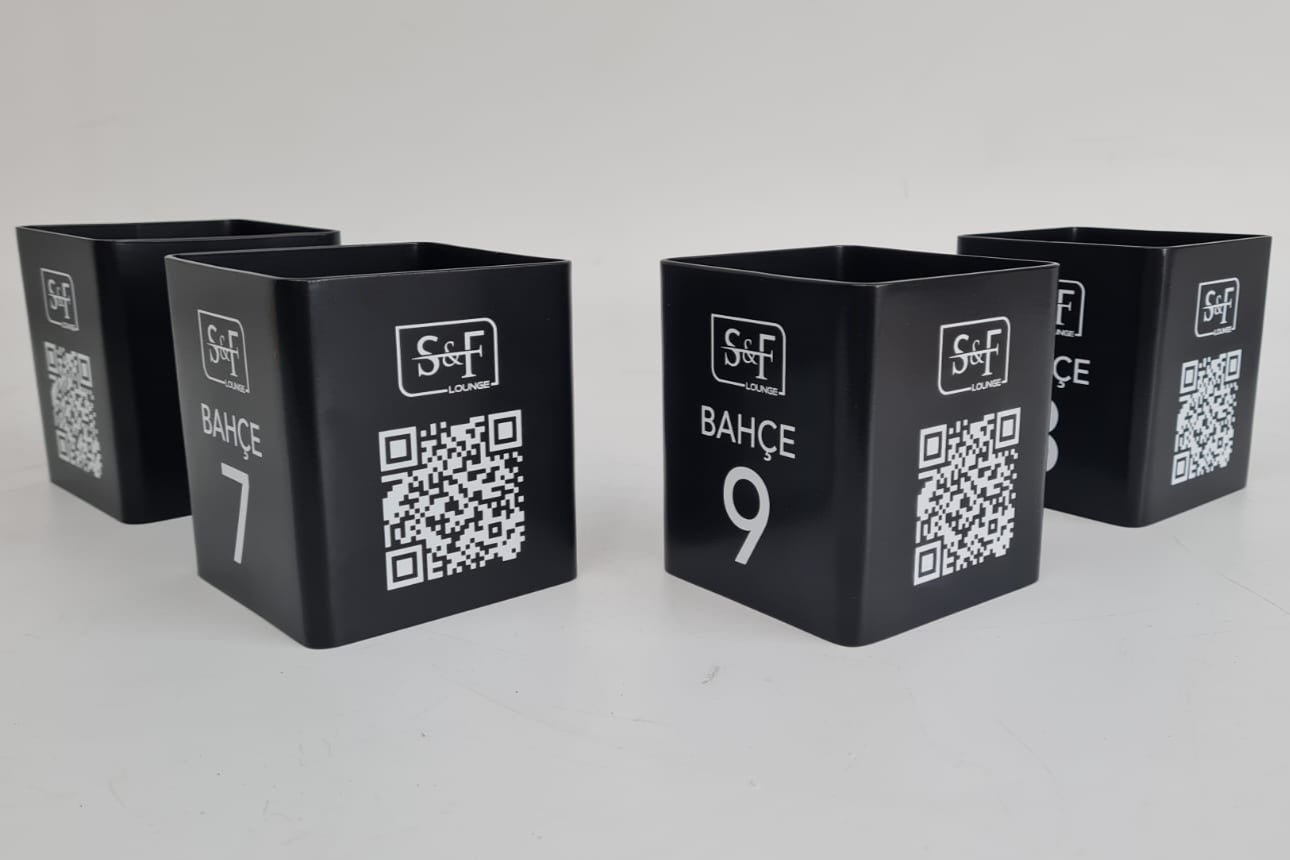 Restoran masalarında düzen sağlayan QR baskılı kutu