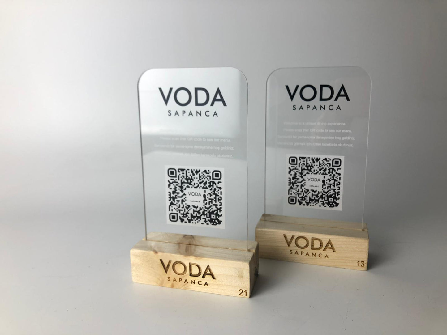 Restoranlar icin pleksi ve ahsap karisimli qr kod standi