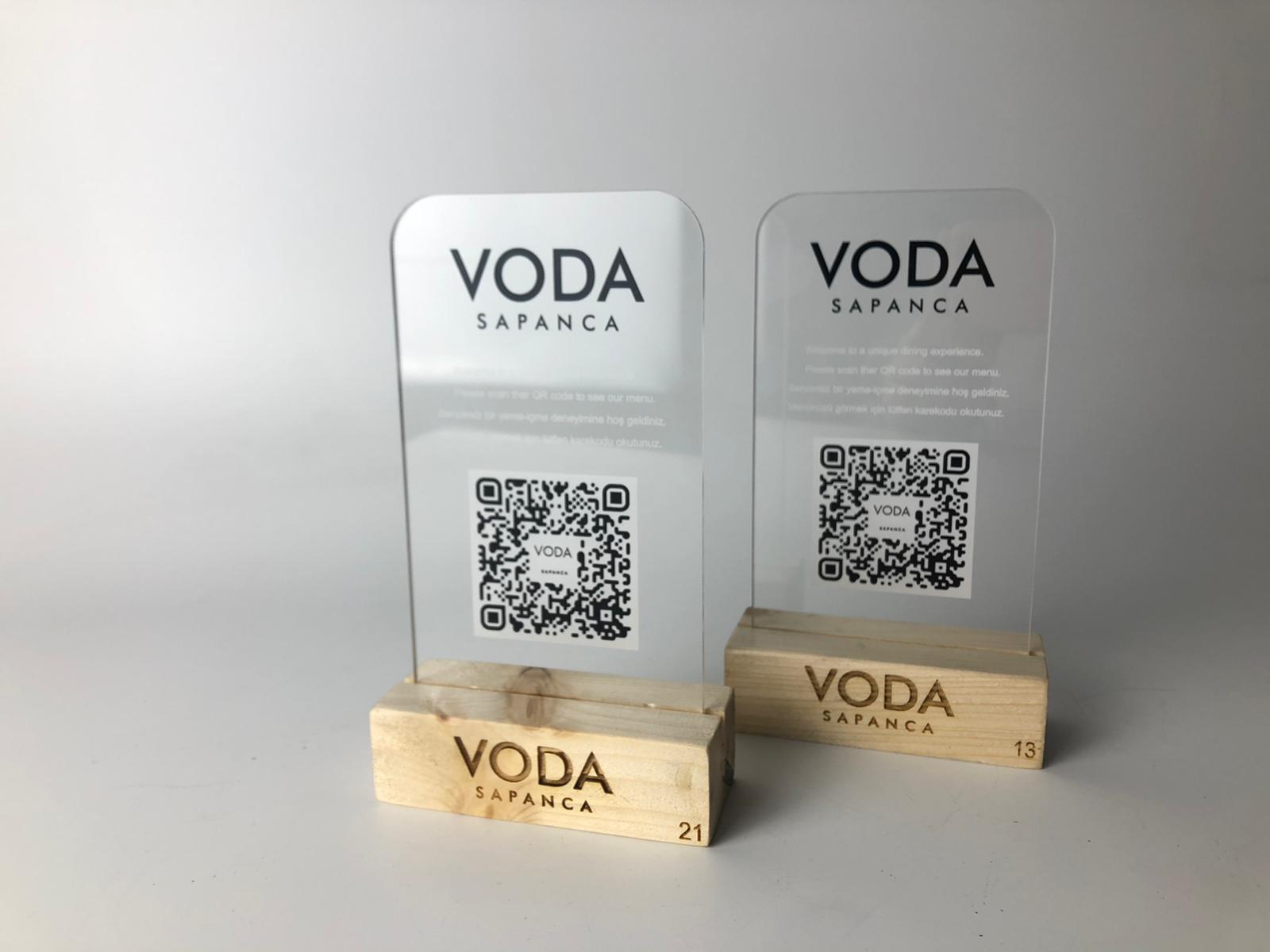 Restoranlar icin pleksi ve ahsap karisimli qr kod standi