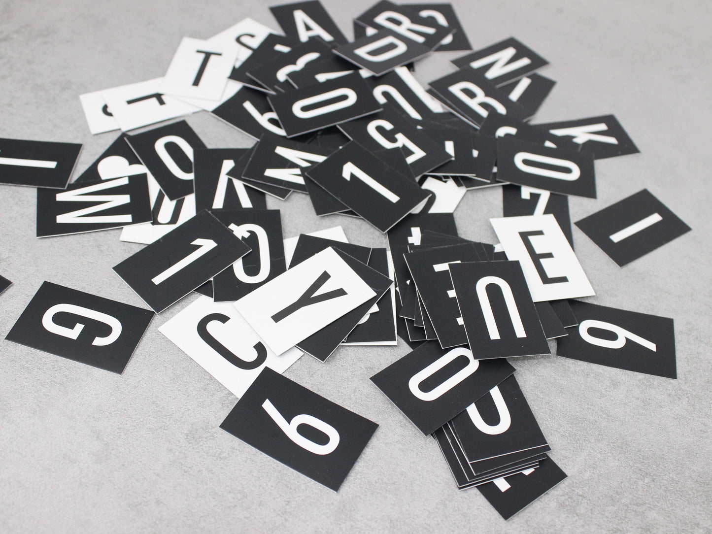 Restoran tabelalarında kullanılabilir özel karton harf seti.