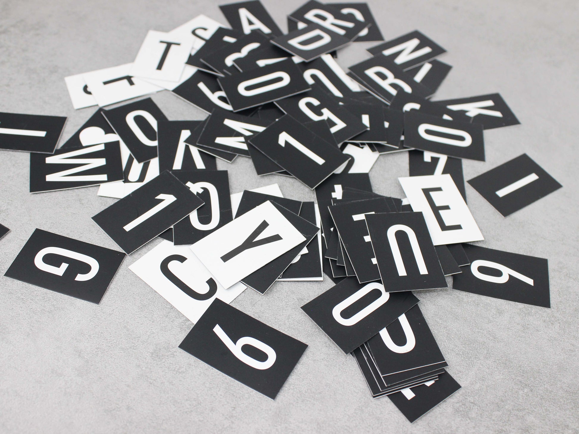 Restoran tabelalarında kullanılabilir özel karton harf seti.