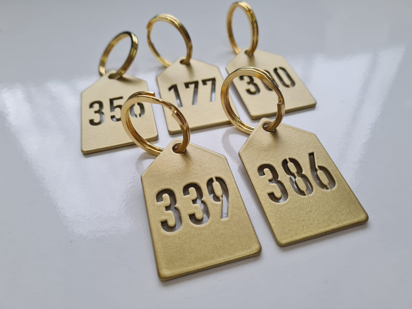 Restoran vestiyer alanlarında kullanılan metal numaralık