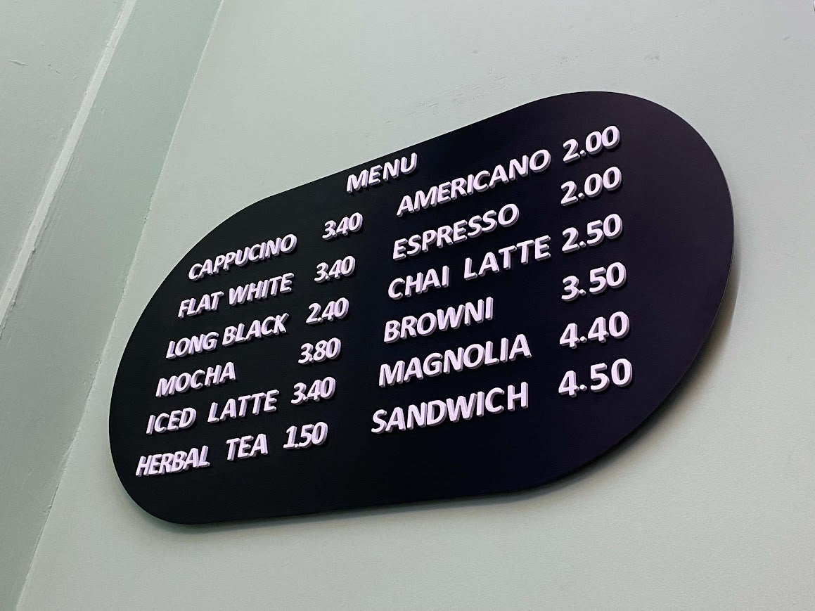 Restoranların fiyat listelerini sergileyebileceği modern ve şık tasarımlı pano.