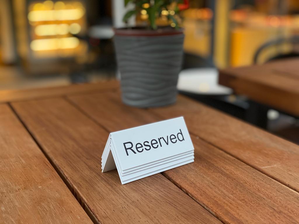 UV baskılı, metal malzemeden üretilmiş rezerve masaüstü tabelası.