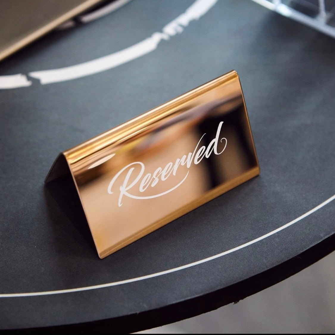 UV baskı ile hazırlanmış rose bronz renkli masaüstü rezerve tabelası