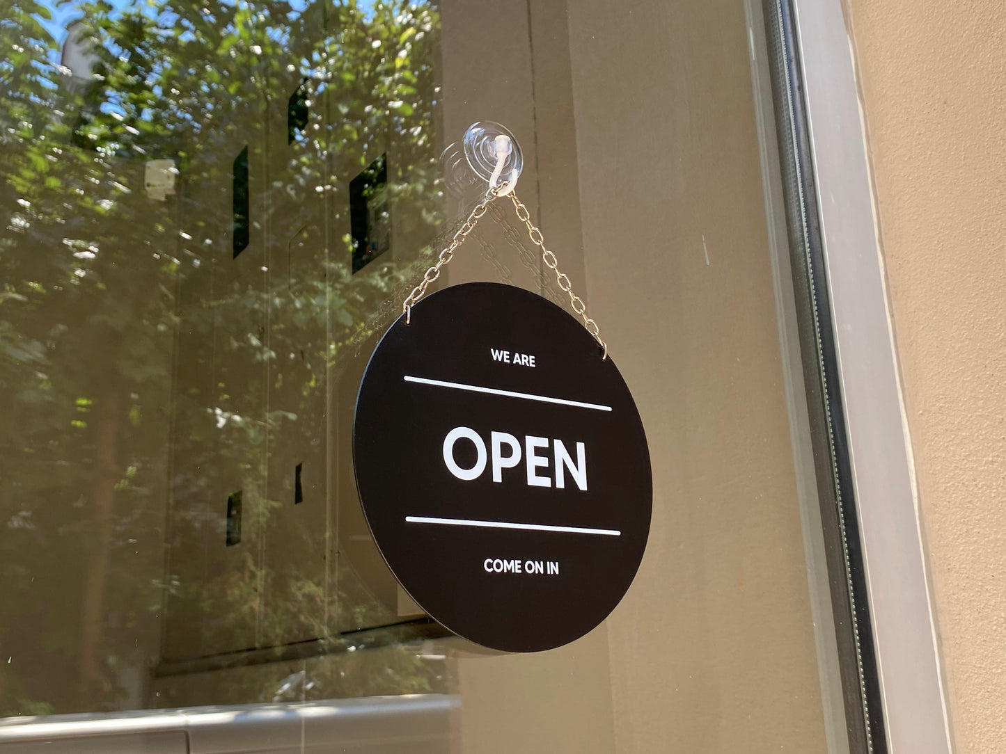 Dükkan giriş kapısında yuvarlak metal open closed tabelası