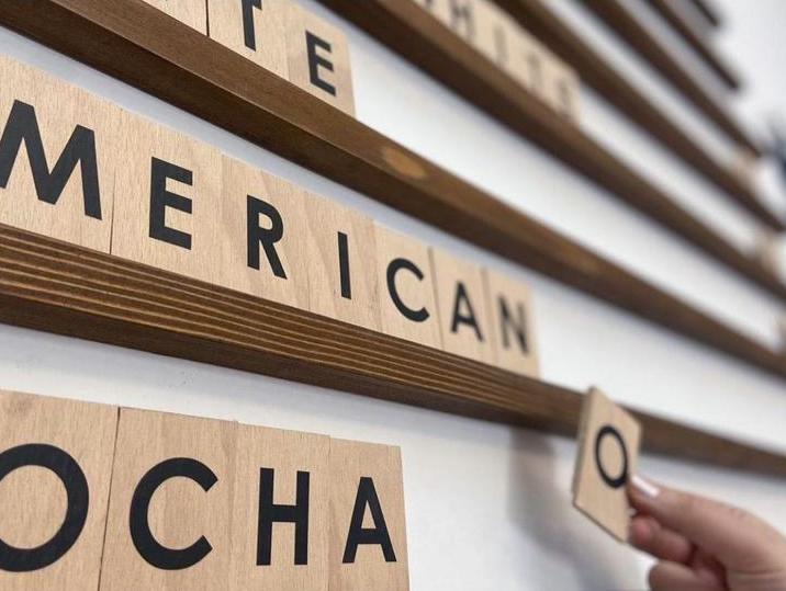 Ahşap harfli fiyat panosu, vintage ve doğal tasarım sevenler için mükemmel bir seçenek.