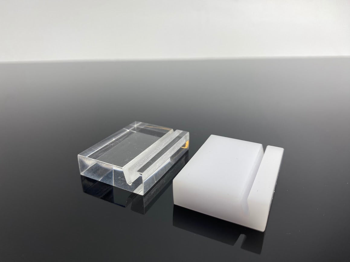 Minimal ve zarif çizgilere sahip şeffaf akrilik kartlık.