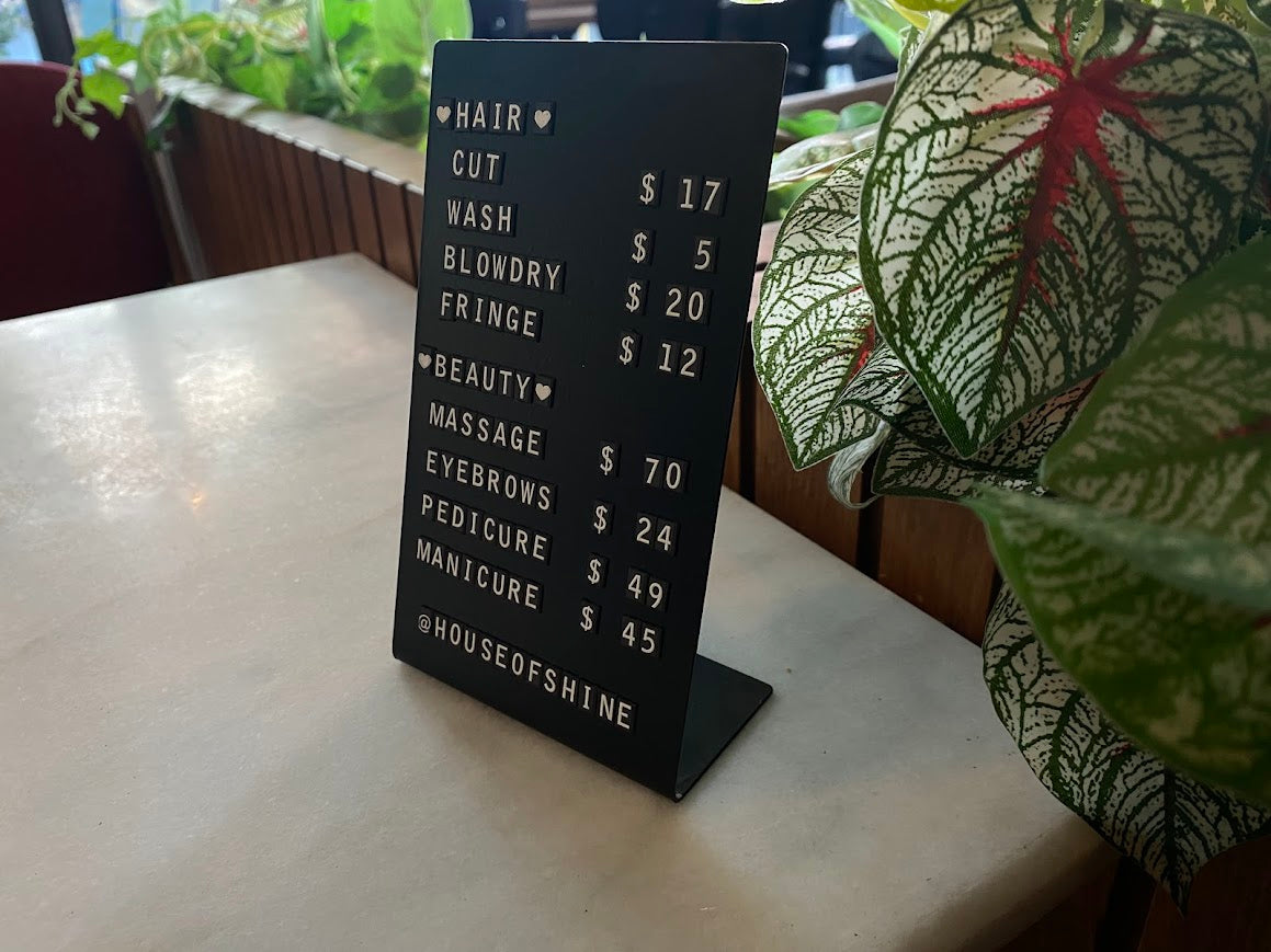 Sade siyah tasarıma sahip, masaüstü fiyatlık modeli.