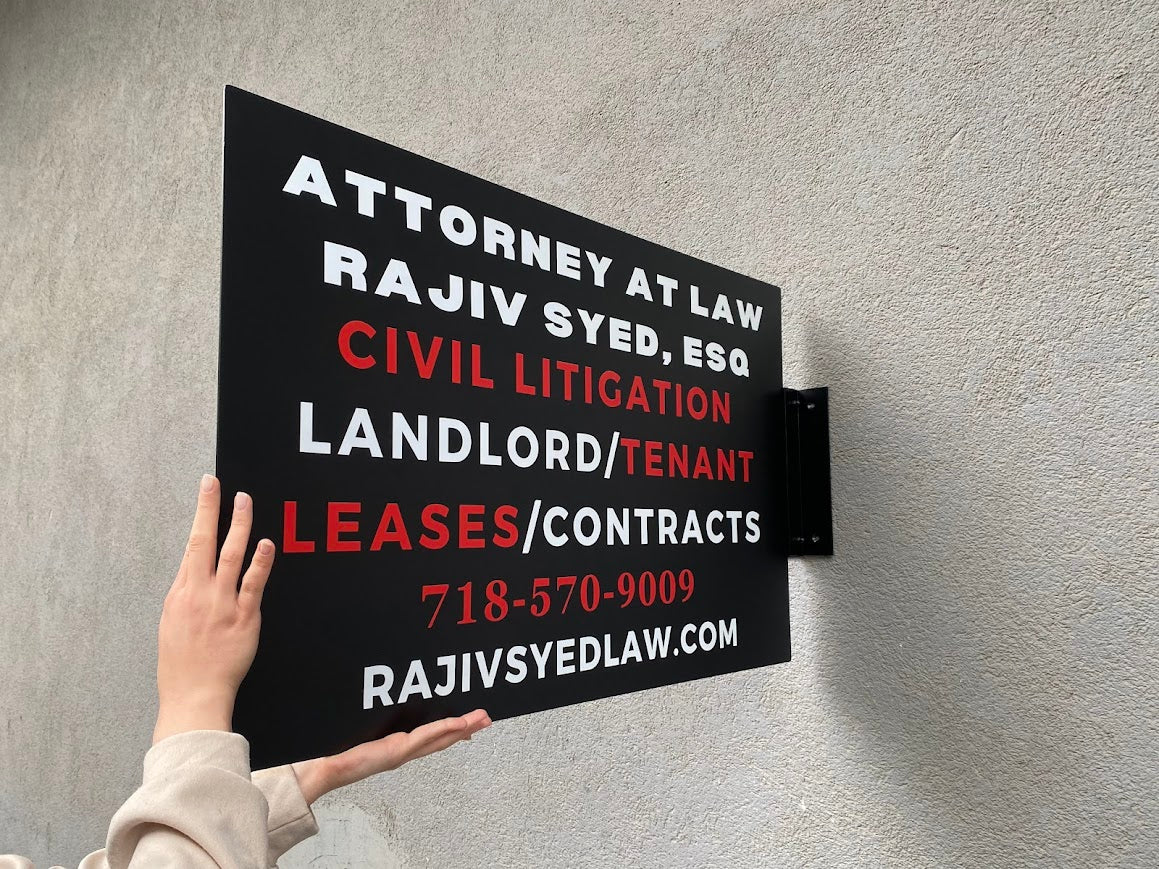 Minimalist tasarıma sahip sade ve etkili metal tabela modeli.