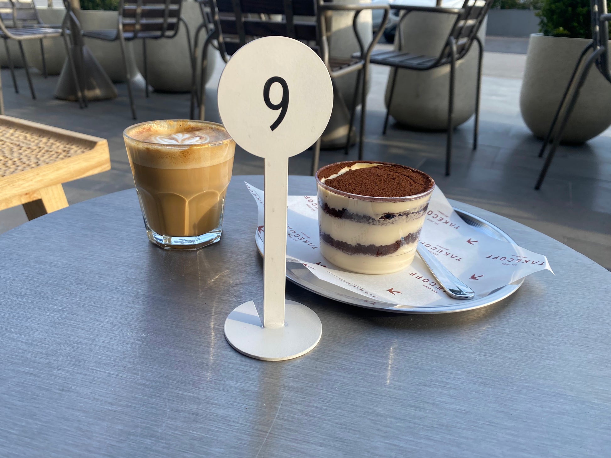 Sade ve şık görünümüyle öne çıkan masa numarası standı.