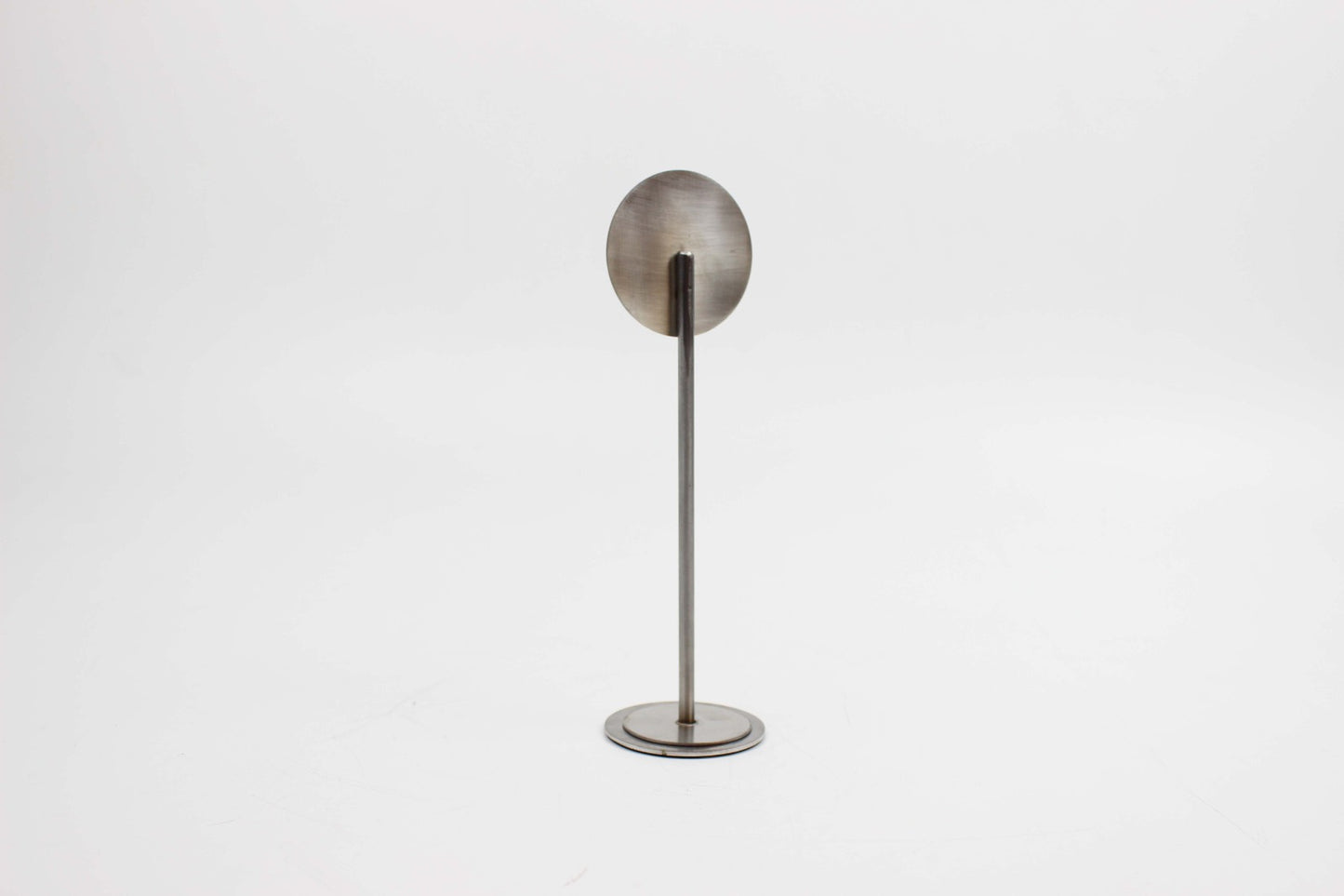 Sade çizgileriyle zarif görünüm sunan masa numarası.