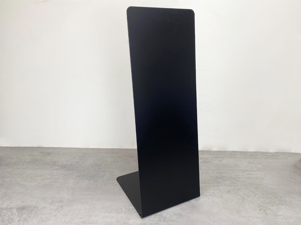 Sade ve modern duruşa sahip metal dış cephe panosu.

