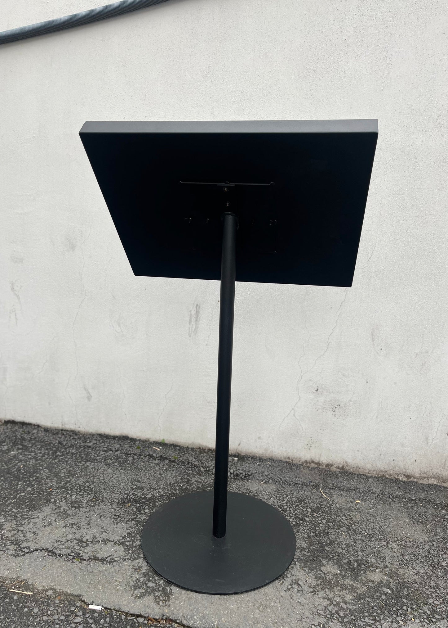 Paslanmaya karşı dayanıklı metal malzemesi ile uzun ömürlü kullanım imkanı sunar.