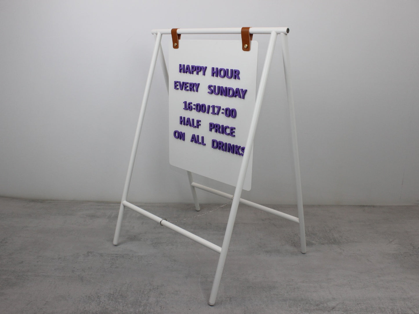 Mıknatıslı harflerin metal yüzey üzerinde kullanımı örneği.