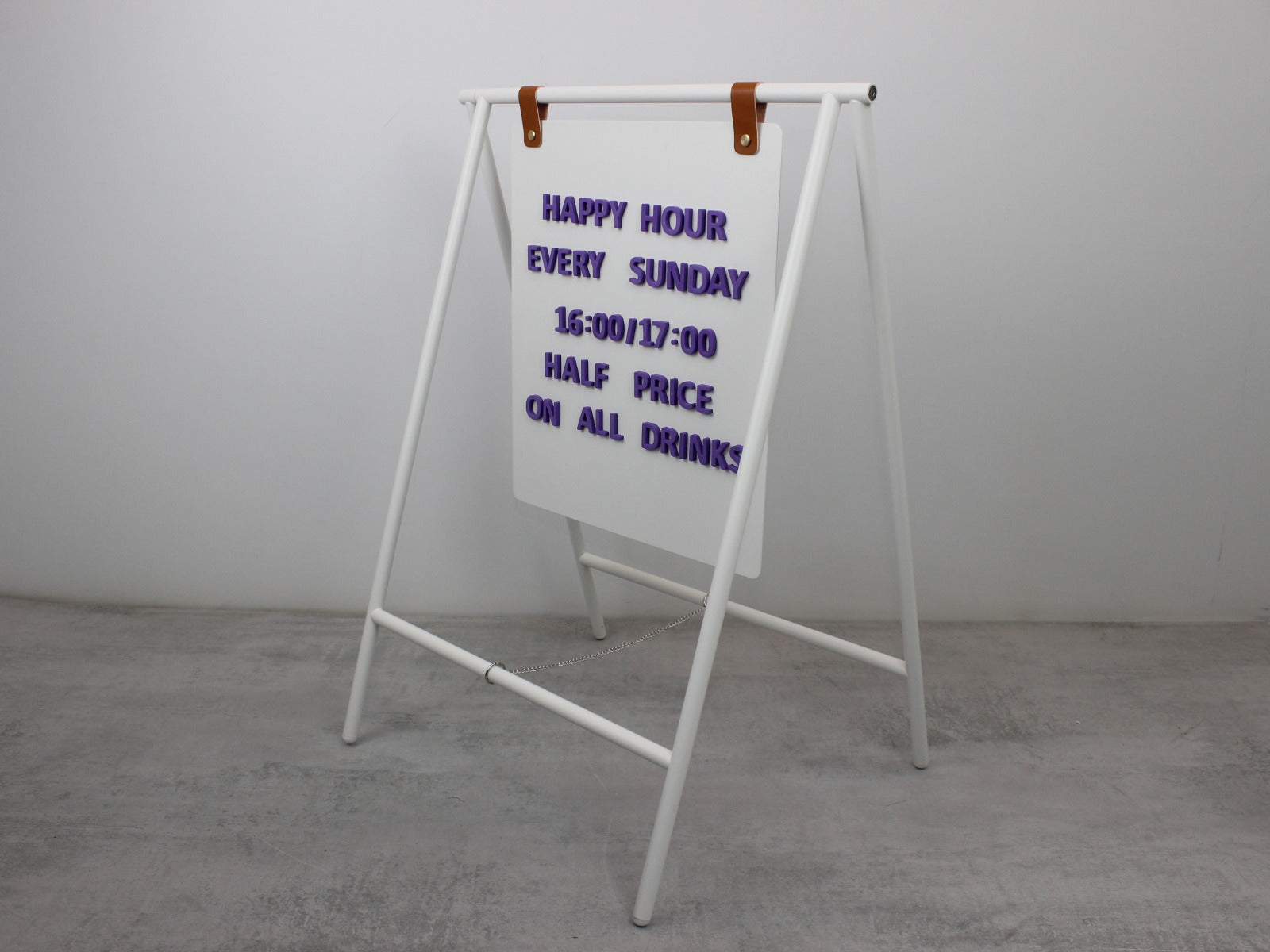 Mıknatıslı harflerin metal yüzey üzerinde kullanımı örneği.